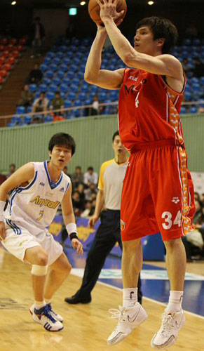 5일 서울 잠실실내체육관에서 열린 2008-2009 프로농구 서울 삼성-울산 모비스 경기에서  모비스 김효범이 슛을 시도하고 있다. 