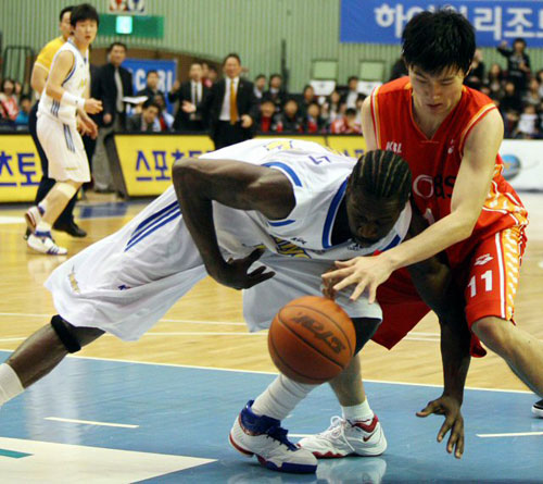 5일 서울 잠실실내체육관에서 열린 2008-2009 프로농구 서울 삼성-울산 모비스 경기에서 모비스 박구영(오른쪽)과 삼성 레더가 볼다툼을 하고 있다. 
