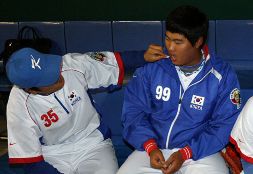 6일 일본 도쿄돔에서 2009 월드베이스볼클래식(WBC) 첫 경기 타이완전을 앞둔 대한민국 야구 대표팀 이진영(왼쪽)이 선발 투수로 예정된 류현진에게 장난을 하고 있다. 