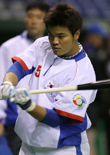 6일 일본 도쿄돔에서 2009 월드베이스볼클래식(WBC) 첫 경기 타이완전을 앞둔 대한민국 야구 대표팀 추신수가 타격 연습을 하고 있다. 