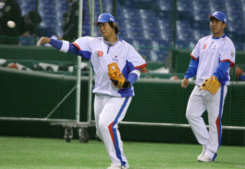 6일 일본 도쿄돔에서 2009 월드베이스볼클래식(WBC) 첫 경기 타이완전을 앞둔 대한민국 야구 대표팀 이대호가 훈련에 열중하고 있다. 