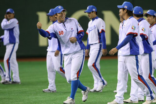 6일 일본 도쿄돔에서 2009 월드베이스볼클래식(WBC) 첫 경기 타이완전을 앞둔 대한민국 야구 대표팀 김현수가 밝은 표정으로 동료들과 대화를 하고 있다. 