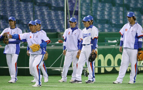 6일 일본 도쿄돔에서 2009 월드베이스볼클래식(WBC) 첫 경기 타이완전을 앞둔 대한민국 야구 대표팀 내야수들이 몸을 풀고 있다. 
