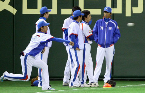 6일 일본 도쿄돔에서 2009 월드베이스볼클래식(WBC) 첫 경기 타이완전을 앞둔 대한민국 야구 대표팀 선수들이 몸을 풀고 있다. 