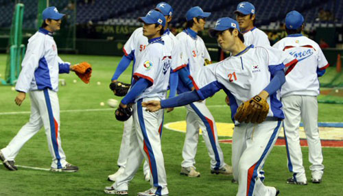 6일 일본 도쿄돔에서 2009 월드베이스볼클래식(WBC) 첫 경기 타이완전을 앞둔 대한민국 야구 대표팀 투수들이 훈련을 하고 있다.  이번 대회는 30개 이상 던진 투수는 하루를 쉰다는 투구수 규정상 징검다리 일정인 일본에게 특혜라는 논란이 있다. 