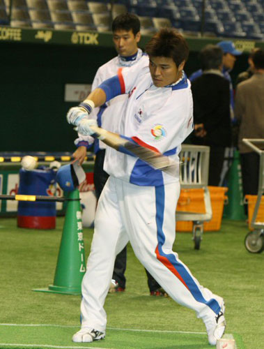 6일 일본 도쿄돔에서 2009 월드베이스볼클래식(WBC) 첫 경기 타이완전을 앞둔 대한민국 야구 대표팀 추신수가 타격 연습을 하고 있다. 