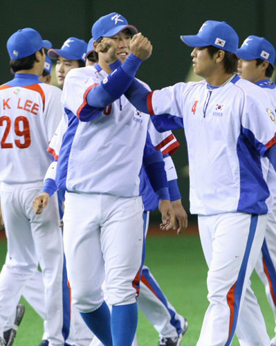 6일 일본 도쿄돔에서 2009 월드베이스볼클래식(WBC) 첫 경기 타이완전을 앞둔 대한민국 야구 대표팀 김현수와 강민호가 장난을 치고 있다. 