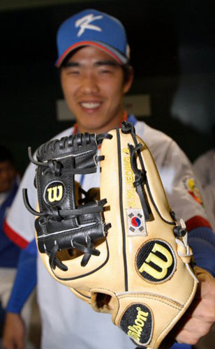 6일 일본 도쿄돔에서 2009 월드베이스볼클래식(WBC) 첫 경기 타이완전을 앞둔 대한민국 야구 대표팀 정근우가 태극기가 새겨진 자신의 글러브를 보여주고 있다. 
