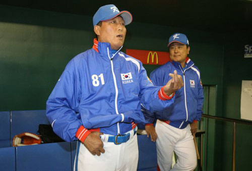 6일 일본 도쿄돔에서 2009 월드베이스볼클래식(WBC) 첫 경기 타이완전을 앞둔 대한민국 야구 대표팀 김인식 감독이 덕아웃에서 취재진과 대화를 하고 있다. 