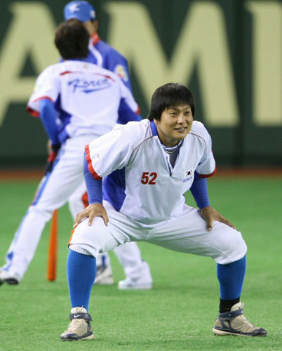6일 일본 도쿄돔에서 2009 월드베이스볼클래식(WBC) 첫 경기 타이완전을 앞둔 대한민국 야구 대표팀 김태균이 밝은 표정으로 몸을 풀고 있다. 