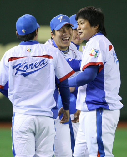 6일 일본 도쿄돔에서 2009 월드베이스볼클래식(WBC) 첫 경기 타이완전을 앞둔 대한민국 야구 대표팀 김현수와 김태균(오른쪽)이 밝은 표정으로 몸을 풀고 있다. 