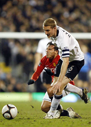 8일(한국시간) 영국 크레이븐 코티지 스타디움에서 열린 2008-2009 FA컵 8강전 풀럼 FC와 원정 경기에서 풀럼의 브레데 한겔란드와 맨유의 테베스가 치열한 몸싸움을 벌이고 있다. 