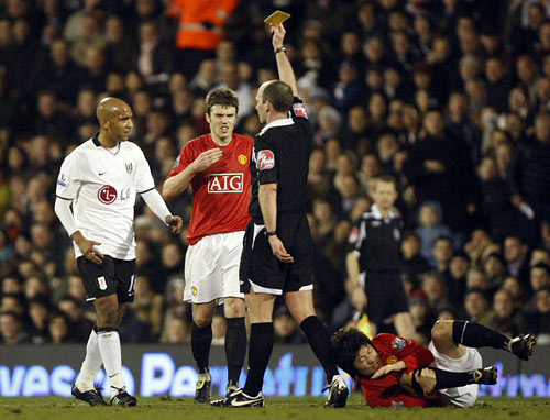 8일(한국시간) 영국 크레이븐 코티지 스타디움에서 열린 2008-2009 FA컵 8강전 풀럼 FC와 원정 경기에서 풀럼의 올리비어 다쿠르가 맨유의 박지성에게 반칙을해 넘어트리자 심판이 옐로우카드를 주고 있다. 