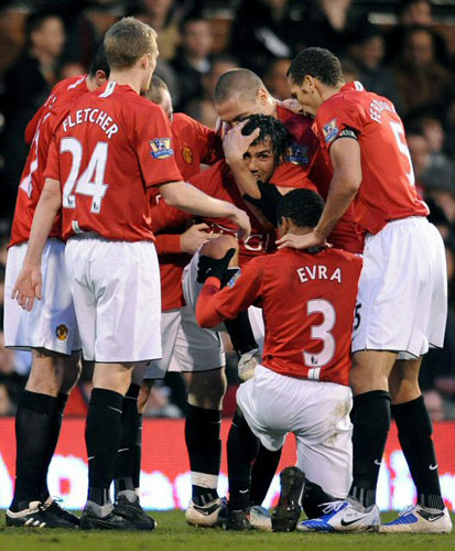 8일(한국시간) 영국 크레이븐 코티지 스타디움에서 열린 2008-2009 FA컵 8강전 풀럼 FC와 원정 경기에서 맨유의 테베스가 전반 19분 코너킥에 이은 루니의 헤딩 패스를 받아 역시 머리로 선제골을 터트려 팀동료들의 축하를 받고 있다. 