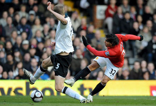 8일(한국시간) 영국 크레이븐 코티지 스타디움에서 열린 2008-2009 FA컵 8강전 풀럼 FC와 원정 경기에서 맨유의 테베스가 페널티 지역 밖에서 오른발 강력한 중거리슛으로 두 번째 골까지 뽑아내 기선을 잡았다. 