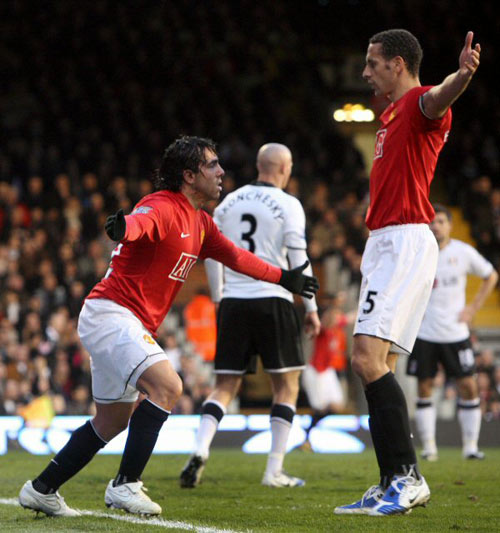 8일(한국시간) 영국 크레이븐 코티지 스타디움에서 열린 2008-2009 FA컵 8강전 풀럼 FC와 원정 경기에서 맨유의 테베스가 슛을 성공하자 팀 동료인 리오 페르난디가 축하의 포옹을 해주려 하고 있다. 