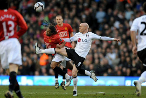 8일(한국시간) 영국 크레이븐 코티지 스타디움에서 열린 2008-2009 FA컵 8강전 풀럼 FC와 원정 경기에서 풀럼의 앤드루 존슨과 맨유의 앤더슨이 치열한 공중볼 다툼을 벌이고 있다. 