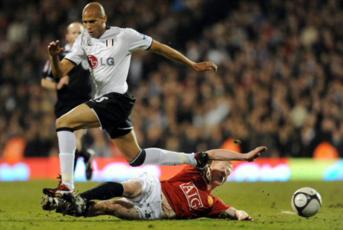 8일(한국시간) 영국 크레이븐 코티지 스타디움에서 열린 2008-2009 FA컵 8강전 풀럼 FC와 원정 경기에서 풀럼의 디오망시 카마라가 맨유의 리차드 에커슬리의 태클을 피했지만 공은 다른 방향으로 튕겨나가고 있다. 