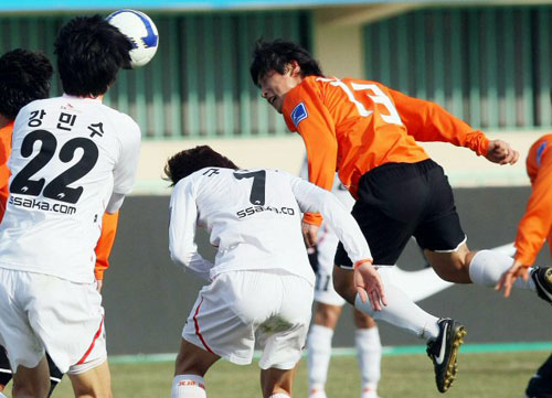 8일 강릉종합운동장에서 열린 2009 프로축구 K리그 신생팀 강원FC-제주 유나이티드 경기에서 강원 윤준하(오른쪽)가 헤딩 슛을 시도하고 있다. 
