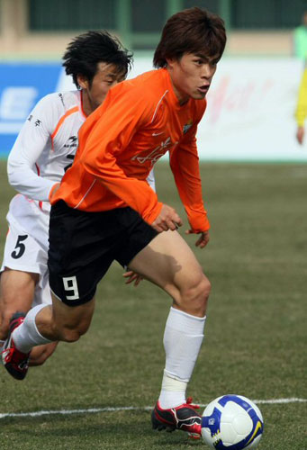 8일 강릉종합운동장에서 열린 2009 프로축구 K리그 신생팀 강원FC-제주 유나이티드 경기에서 강원 김영후가 돌파를 하고 있다. 
