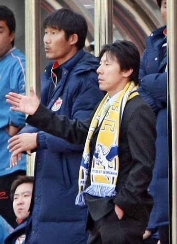  8일 대구스타디움에서 열린 2009 K리그 대구FC-성남 일화 경기에서 사령탑 데뷔전을 치르는 성남 신태용 감독 대행이 경기를 지켜보고 있다. 