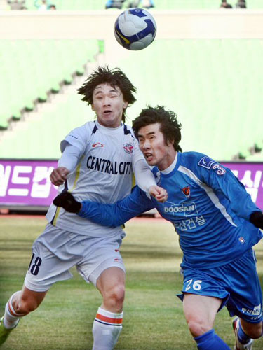  8일 대구스타디움에서 열린 2009 K리그 대구FC-성남 일화 경기에서 성남 조동건(왼쪽)과 대구 이상덕이 볼다툼을 벌이고 있다. 