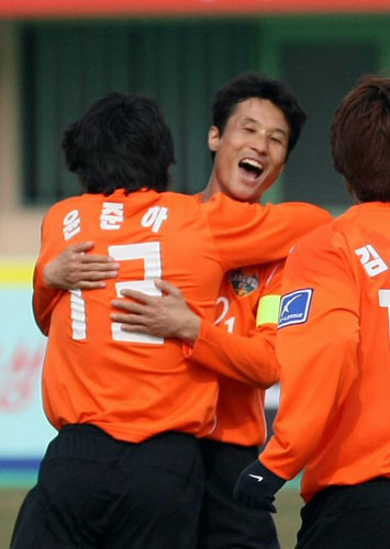 8일 강릉종합운동장에서 열린 2009 프로축구 K리그 신생팀 강원FC-제주 유나이티드 경기에서  강원 윤준하와 첫 골을 넣은 후 팀 동료 이을용(가운데)과 함께 기뻐하고 있다. 