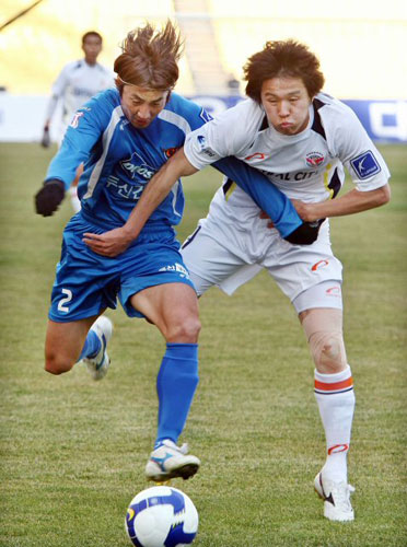  8일 대구스타디움에서 열린 2009 K리그 대구FC-성남 일화 경기에서 대구 백영철(왼쪽)과 성남 홍진섭이 볼다툼을 벌이고 있다. 