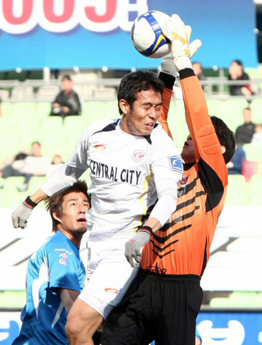  8일 대구스타디움에서 열린 2009 K리그 대구FC-성남 일화 경기에서 성남 조병국(왼쪽)이 헤딩 슛을 시도하다 대구 조준호 골키퍼와 충돌하고 있다. 
