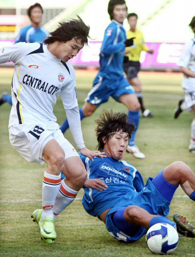  8일 대구스타디움에서 열린 2009 K리그 대구FC-성남 일화 경기에서 성남 조동건(왼쪽)이 문전 돌파를 시도하자 대구 윤여산이 태클로 저지하고 있다. 