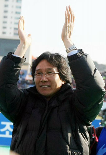 8일 강릉종합운동장에서 열린 2009 프로축구 K리그 신생팀 강원FC-제주 유나이티드 경기에서 제주를 1대0으로 꺾은 강원 최순호 감독이 두손을 들어 환호하고 있다. 