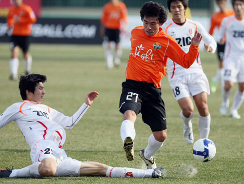 8일 강릉종합운동장에서 열린 2009 프로축구 K리그 신생팀 강원FC-제주 유나이티드 경기에서 강원 오원종(오른쪽)이 상대 태클을 피해 드리블을 하고 있다. 