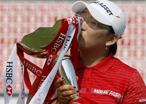 8일 싱가포르 타나메라 골프장에서 열린  미국여자프로골프(LPGA) 투어 HSBC위민스 챔피언스에서 우승을 차지한 신지애가 우승 트로피에 입을 맞추고 있다. 