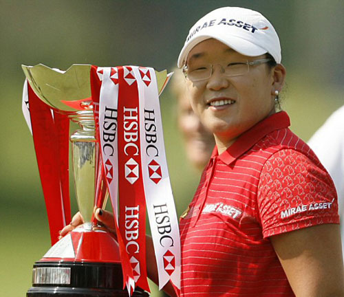 8일 싱가포르 타나메라 골프장에서 열린 미국여자프로골프(LPGA) 투어 HSBC위민스 챔피언스에서 우승을 차지한 신지애가 우승 트로피를 들고 기념촬영을 하고 있다. 