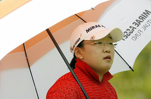 8일 싱가포르 타나메라 골프장에서 열린 미국여자프로골프(LPGA) 투어 HSBC 위민스 챔피언스 최종라운드에서 신지애가 우산을 쓰고 그라운드 이동하고 있다. 