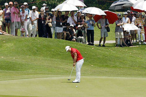 8일 싱가포르 타나메라 골프장에서 열린 미국여자프로골프(LPGA) 투어 HSBC 위민스 챔피언스 최종라운드 9번째 홀에서 신지애가 정교하게 퍼팅하고 있다. 