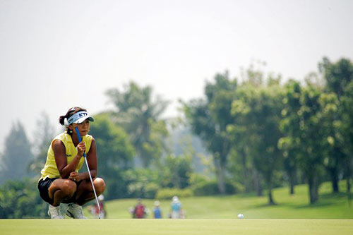 8일 싱가포르 타나메라 골프장에서 열린 미국여자프로골프(LPGA) 투어 HSBC 위민스 챔피언스 최종라운드에서 김미현이 퍼팅라인을 살피고 있다. 