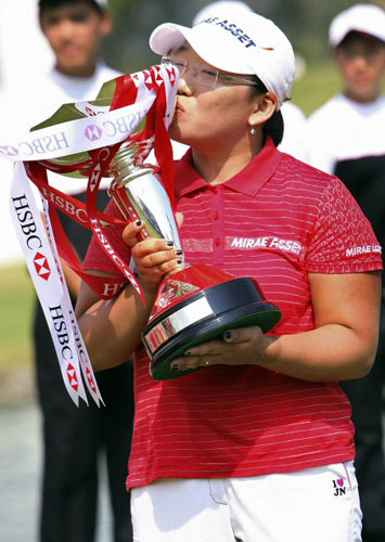 8일 싱가포르 타나메라 골프장에서 열린 미국여자프로골프(LPGA) 투어 HSBC위민스 챔피언스에서 우승을 차지한 신지애가 우승 트로피에 입을 맞추고 있다. 