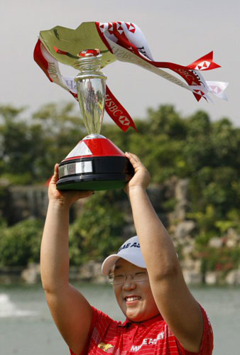 8일 싱가포르 타나메라 골프장에서 열린 미국여자프로골프(LPGA) 투어 HSBC위민스 챔피언스에서 우승을 차지한 신지애가 우승 트로피를 들고 기념촬영을 하고 있다. 