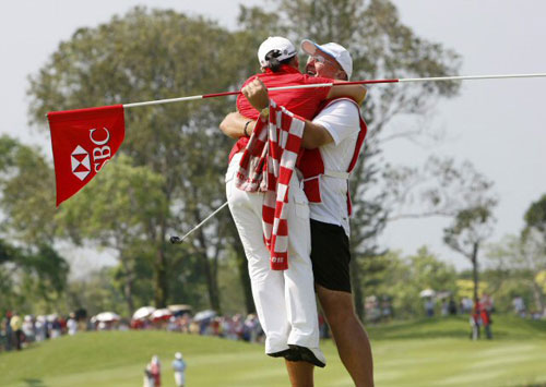 8일 싱가포르 타나메라 골프장에서 열린 미국여자프로골프(LPGA) 투어 HSBC위민스 챔피언스에서 신지애가 우승을 확정 지은 후 캐디와 포옹을 하고 있다. 