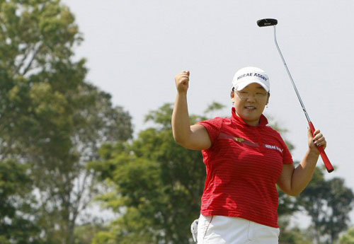 8일 싱가포르 타나메라 골프장에서 열린 미국여자프로골프(LPGA) 투어 HSBC위민스 챔피언스에서 신지애가 우승을 확정 지은 후 주먹을 불끈 쥐고 있다. 