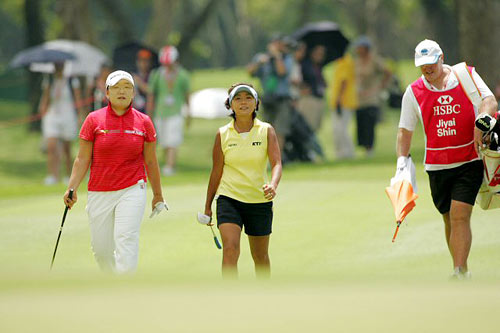 8일 싱가포르 타나메라 골프장에서 열린 미국여자프로골프(LPGA) 투어 HSBC 위민스 챔피언스 최종라운드에서 신지애(왼쪽)와 김미현이 이야기를 나누며 함께 걷고 있다. 