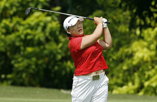 8일 싱가포르 타나메라 골프장에서 열린 미국여자프로골프(LPGA) 투어 HSBC 위민스 챔피언스 최종라운드 5번째 홀에서 신지애가 샷을 한뒤 공의 궤적을 바라보고 있다. 