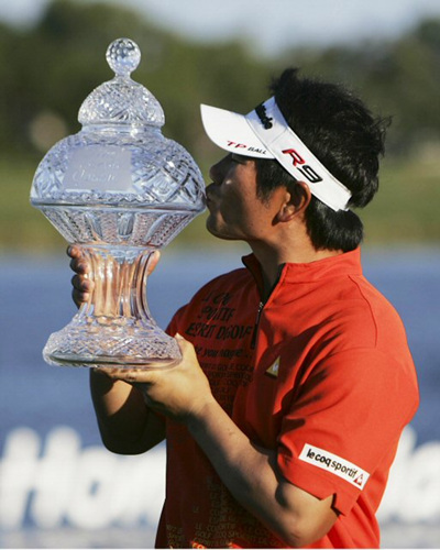 8일(현지 시간) 미국 플로리다주 팜비치가든스 PGA내셔널 골프장 챔피언스코스(파70.7천158야드)에서 열린 혼다클래식에서 우승을 차지한 양용은이 우승컵에 키스를 하고 있다.
 
