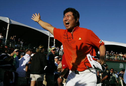 8일(현지 시간) 미국 플로리다주 팜비치가든스 PGA내셔널 골프장 챔피언스코스(파70.7천158야드)에서 열린 혼다클래식에서 우승을 확정지은 양용은이 기쁨에 겨워 환호하고 있다. 