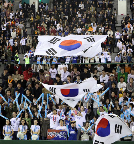   9일 오후 도쿄 도쿄돔에서 한국과 일본 간에 열린 월드베이스볼클래식(WBC) 아시아라운드 1-2위 결정전을 찾은 한국팬들이 대형태극기를 펼쳐들고 응원을 하고 있다. 