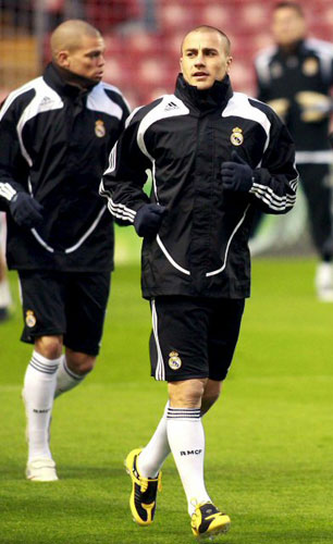 10일(한국시간) 리버풀과의 챔피언스 리그 16강 2차전 경기를 하루 앞두고 있는 레알 마드리드의 파비오 칸나바로가(오른쪽) 팀 동료와 함께 몸을 풀고 있다. 
