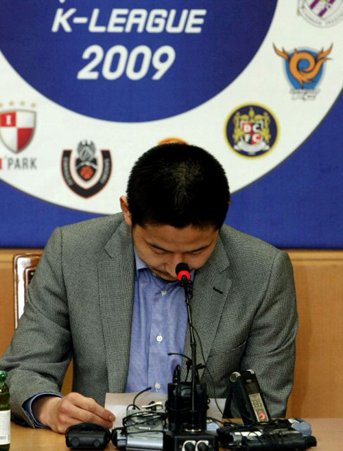 지난 7일 프로축구 K리그 2009시즌 개막경기에서 비신사적 행동을 보여줬던 전남의 이천수가 10일 서울 신문로 축구회관에서 열린 징계위원회에 참석한 후 기자회견을 하며 인사하고 있다. 곽영철 상벌 위원장 주재로 열린 징계 위원회는 이천수에게 6경기 출장정지와 600만원의 벌금 그리고 2경기 페어플레이 기수로 징계를 부과했다. 