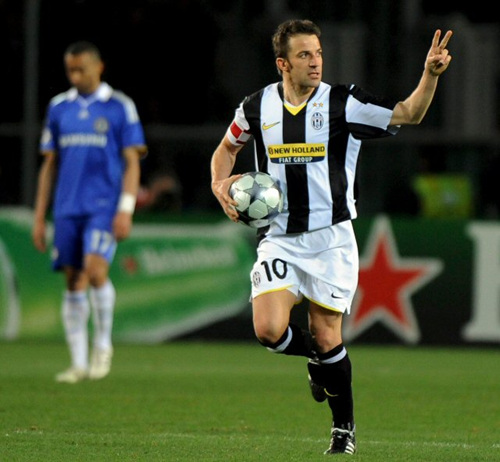 10일(현지 시간) 이탈리아 토리노 올림피코스타디오서 열린 2008-09시즌 UEFA 챔피언스리그 16강 2차전 첼시 대 유벤투스와의 경기에서 델 피레로(유벤투스)가 패널티킥으로 팀의 두 번째 골을 성공시킨 후 공을 들고 중앙선 부근으로 달려가고 있다. 이날 경기에서 양팀은 2 대 2로 비겼지만 첼시가 1승1무로 우위를 지켜 8강에 진출했다. 