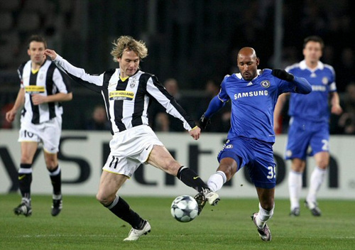 10일(현지 시간) 이탈리아 토리노 올림피코스타디오서 열린 2008-09시즌 UEFA 챔피언스리그 16강 2차전 첼시 대 유벤투스와의 경기에서 파벨 네드베트(유벤투스, 왼쪽)와 니콜라스 아넬카(첼시, 오른쪽)이 공 다툼을 벌이고 있다. 이날 경기에서 양팀은 2 대 2로 비겼지만 첼시가 1승1무로 우위를 지켜 8강에 진출했다. 